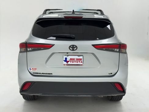 Used 2022 Toyota Highlander LE FWD image 39