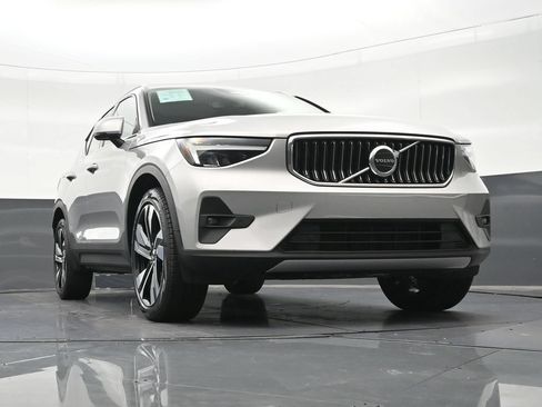 Used 2023 Volvo XC40 B5 Plus AWD/4WD image 31
