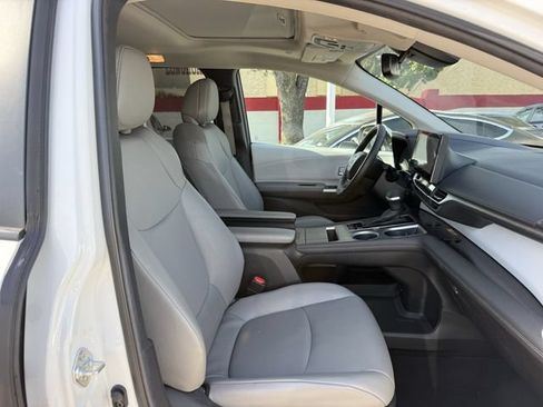 Used 2025 Toyota Sienna XLE FWD image 30