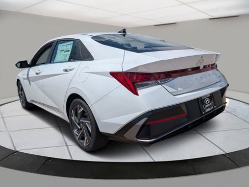 Used 2025 Hyundai Elantra Limited image 3
