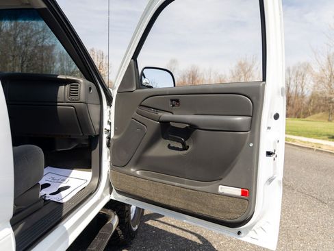 Used 2005 Chevrolet Silverado 2500 LS w/ Heavy-Duty Power Package image 34