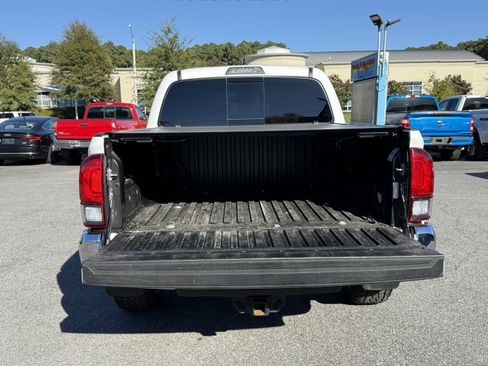 Used 2018 Toyota Tacoma TRD Off-Road image 8