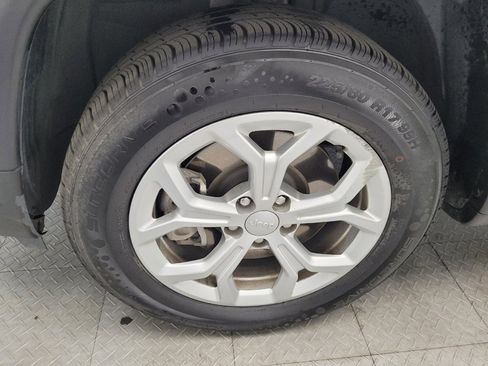 Used 2024 Jeep Compass Latitude image 31