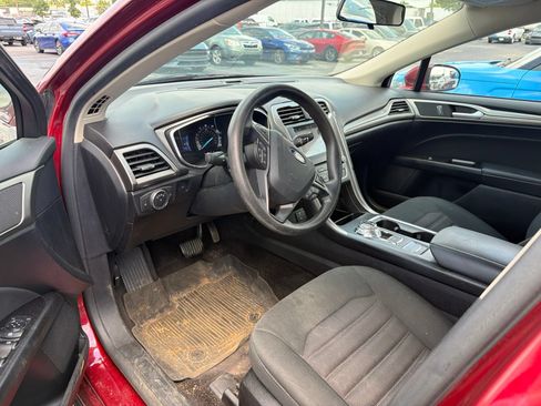 Used 2017 Ford Fusion SE w/ Fusion SE Technology Package FWD image 3