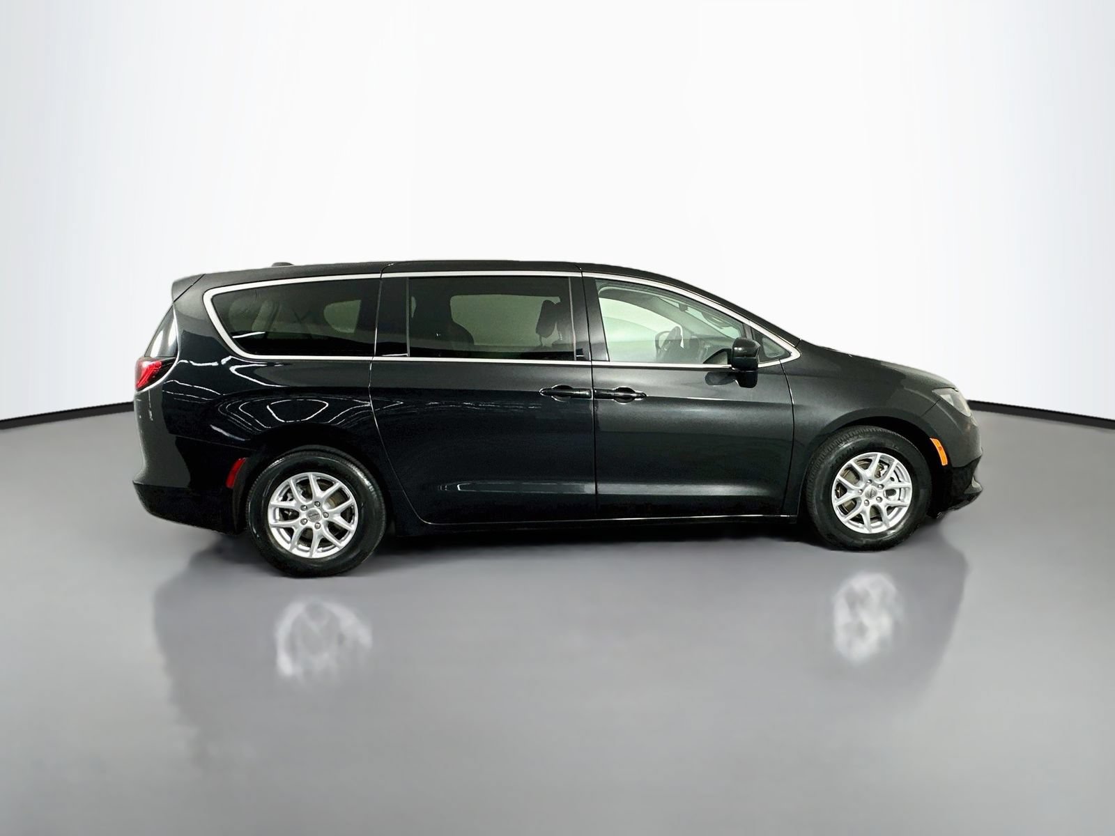Used 2023 Chrysler Voyager LX FWD image 9