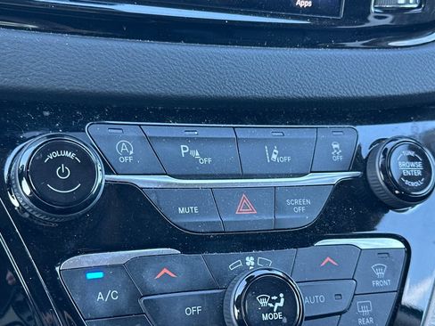 Used 2023 Chrysler Pacifica Touring-L FWD image 30