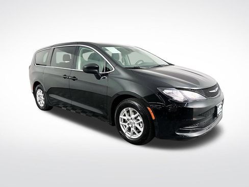 Used 2023 Chrysler Voyager LX image 1