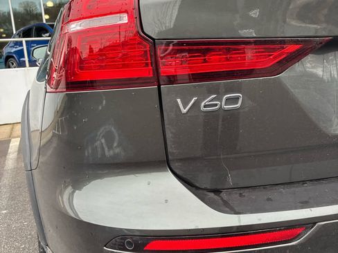 Used 2020 Volvo V60 T5 Cross Country image 9