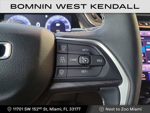 Used 2025 Jeep Grand Cherokee Limited w/ Black Appearance Package image 16