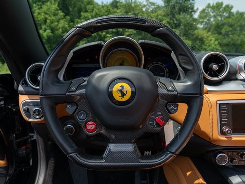 Used 2018 Ferrari California T RWD image 33