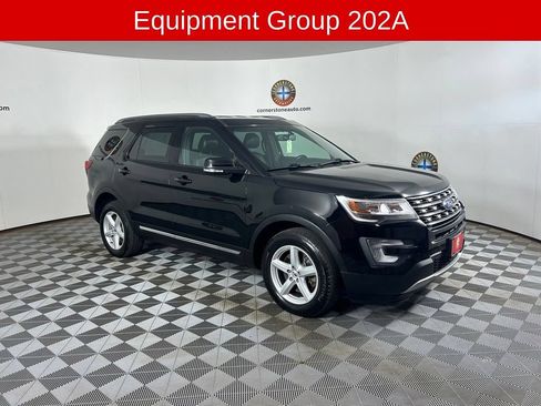 Used 2017 Ford Explorer XLT w/ Equipment Group 202A AWD/4WD image 15
