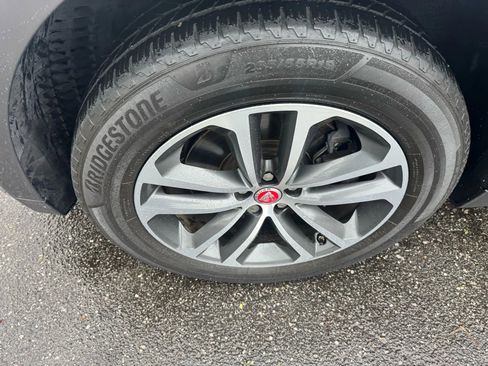 Used 2017 Jaguar F-PACE Premium image 11