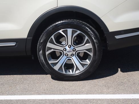 Used 2018 Ford Explorer Platinum image 32