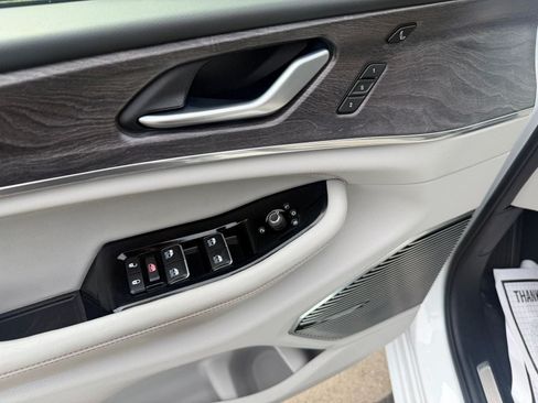 Used 2022 Jeep Grand Cherokee Overland w/ Luxury Tech Group IV AWD/4WD image 10