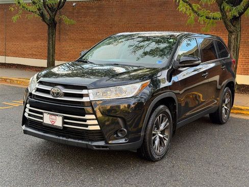 Used 2019 Toyota Highlander LE AWD/4WD image 17