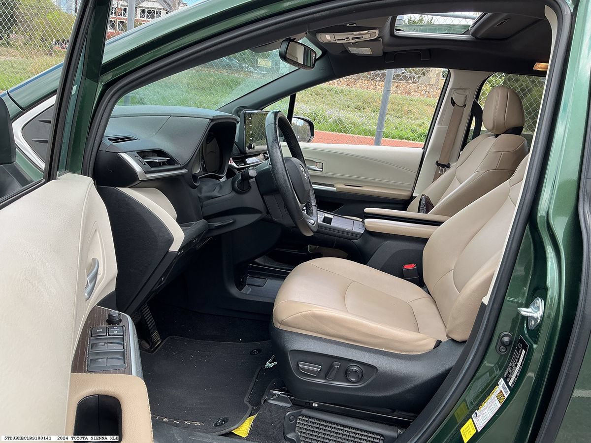 Used 2024 Toyota Sienna XLE w/ XLE Plus Package FWD image 8