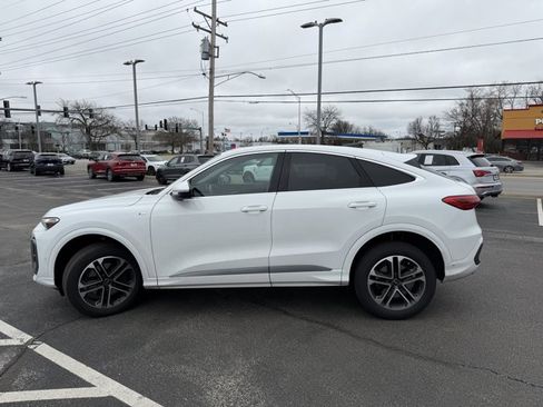 Used 2025 Audi Q5 Premium w/ Convenience Package image 3