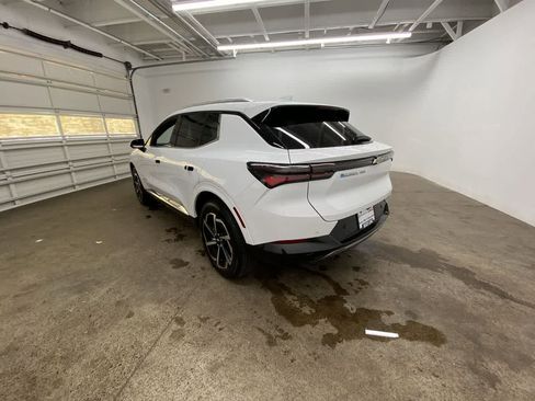 Used 2025 Chevrolet Equinox EV LT w/ Convenience Package image 4