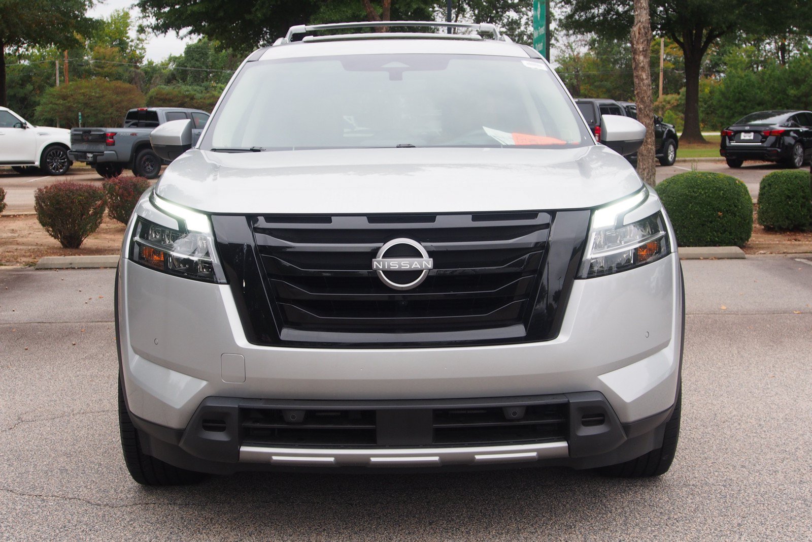 Used 2024 Nissan Pathfinder Platinum AWD/4WD image 2