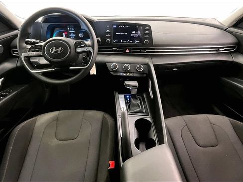 Used 2025 Hyundai Elantra SE FWD image 14