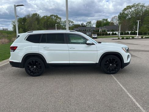 Used 2024 Volkswagen Atlas SEL AWD/4WD image 2