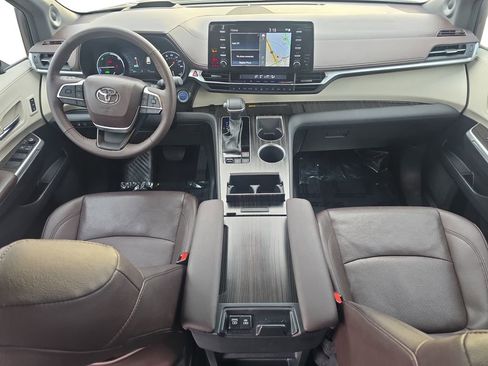 Used 2024 Toyota Sienna Platinum image 11