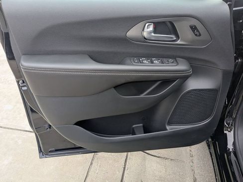New 2026 Chrysler Pacifica Select FWD image 9