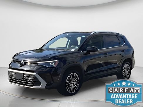 Used 2025 Volkswagen Taos SE image 4