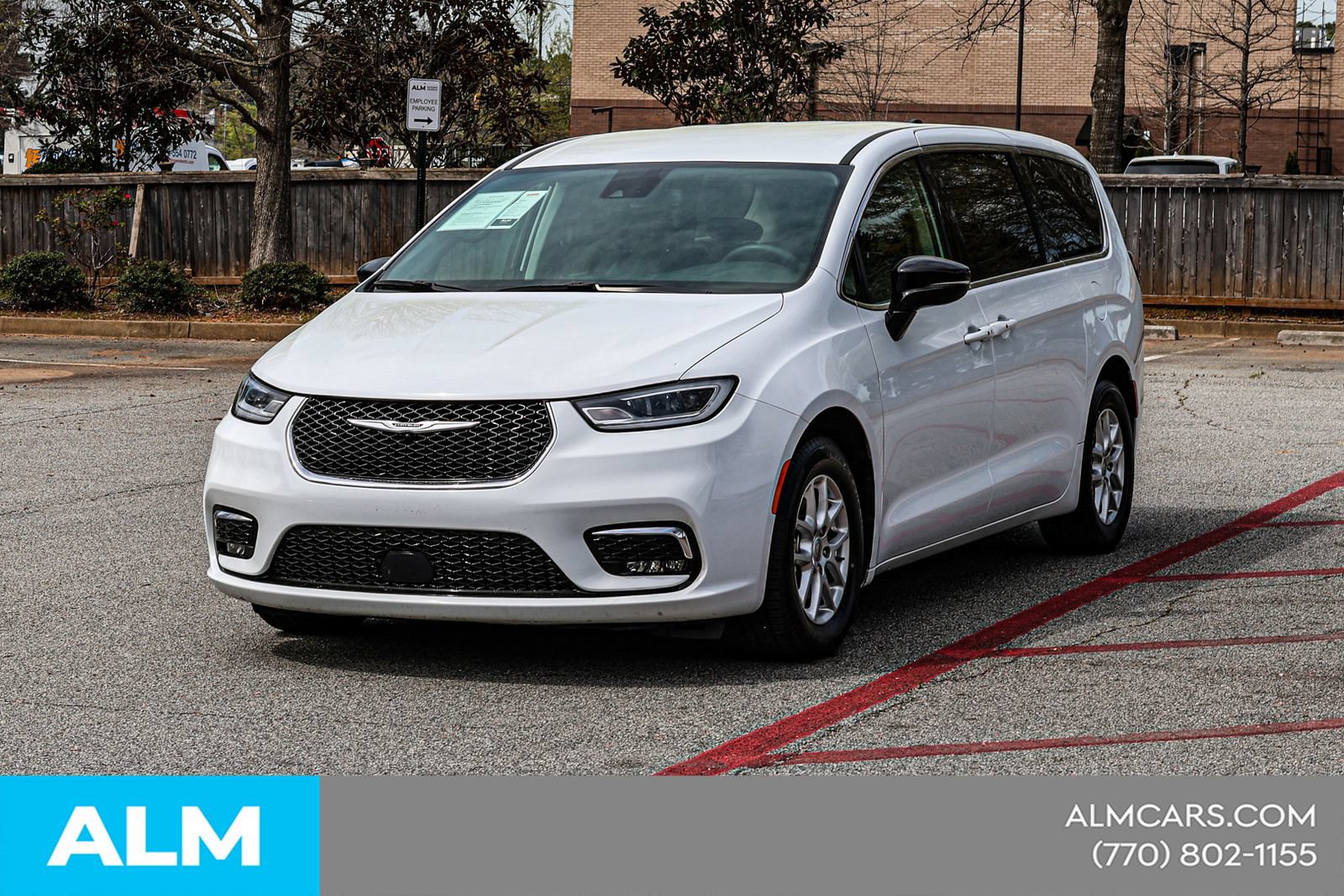 Used 2024 Chrysler Pacifica Touring-L FWD image 3