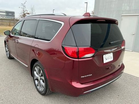 Used 2018 Chrysler Pacifica Limited w/ Tire & Wheel Group image 2