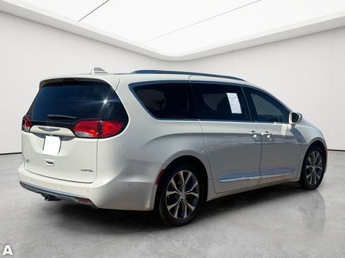 Used 2017 Chrysler Pacifica Limited image 7