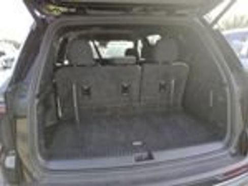 Used 2025 Chevrolet Traverse LT image 12