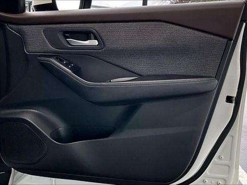 Used 2023 Nissan Rogue SV image 22