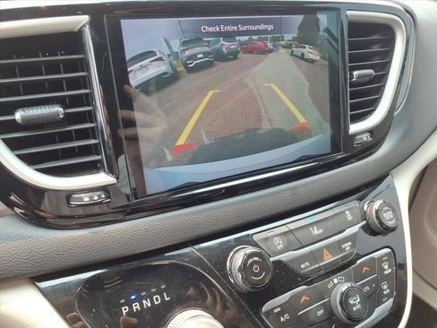 Used 2022 Chrysler Pacifica Touring-L FWD image 25