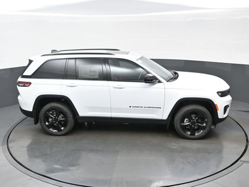 New 2025 Jeep Grand Cherokee Altitude AWD/4WD image 23