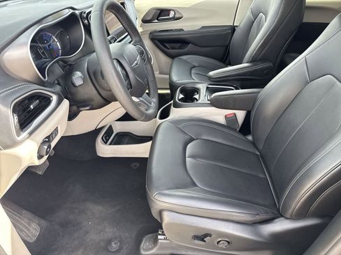 Used 2024 Chrysler Pacifica Select image 17