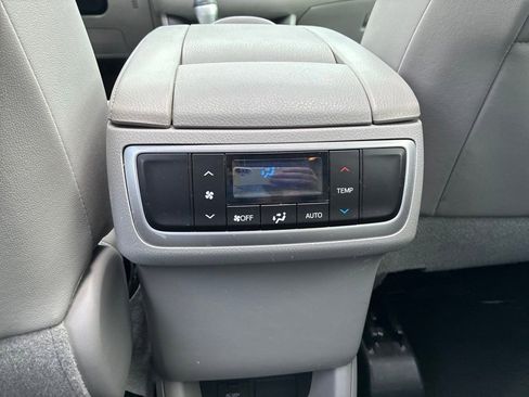 Used 2018 Toyota Highlander XLE AWD/4WD image 25