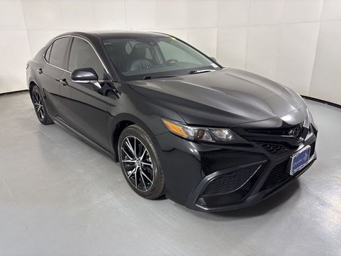 Used 2023 Toyota Camry SE image 2