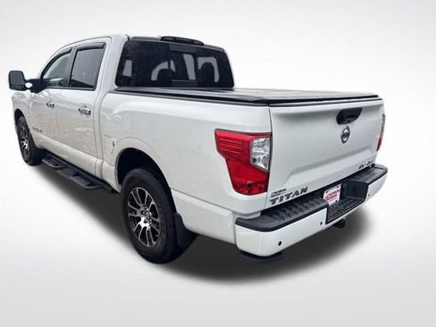 Used 2021 Nissan Titan SV w/ SV Convenience Package image 3