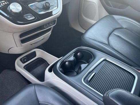 Used 2023 Chrysler Pacifica Touring-L FWD image 43