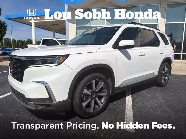 Used 2025 Honda Pilot Touring image 1