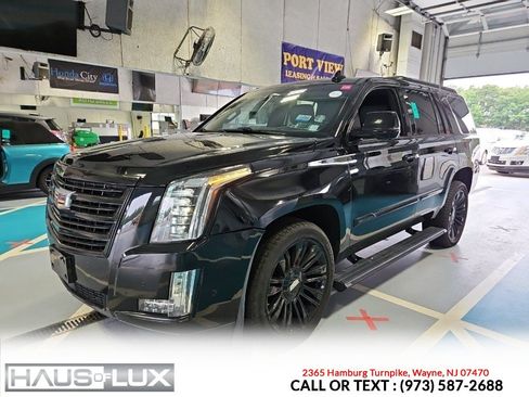 Used 2018 Cadillac Escalade Platinum AWD/4WD image 3