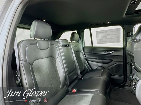 New 2025 Jeep Grand Cherokee Laredo image 21