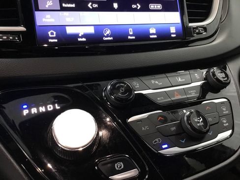 Used 2025 Chrysler Pacifica Select FWD image 19