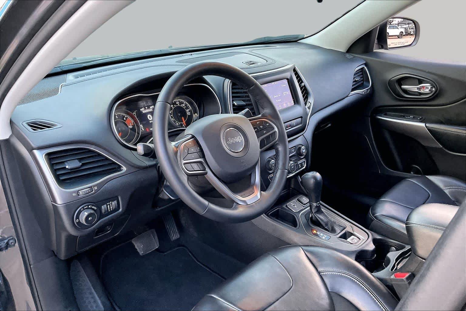 Used 2021 Jeep Cherokee Latitude Plus w/ Sun & Sound Group FWD image 17