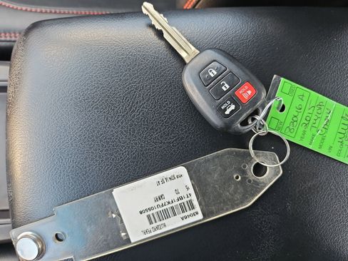 Used 2015 Toyota Camry SE FWD image 18