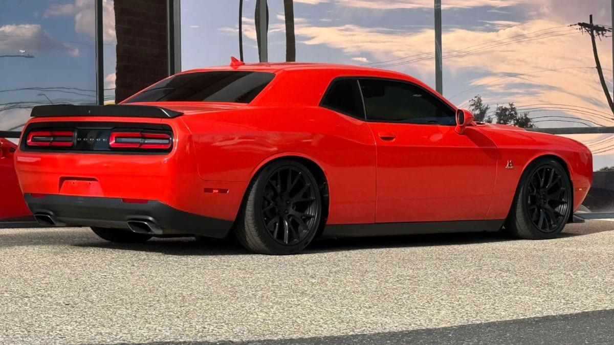 Used 2016 Dodge Challenger R/T Scat Pack w/ Leather Interior Group RWD image 12