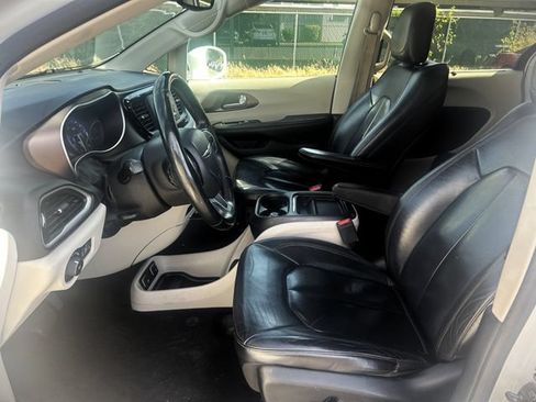 Used 2017 Chrysler Pacifica Touring-L FWD image 24