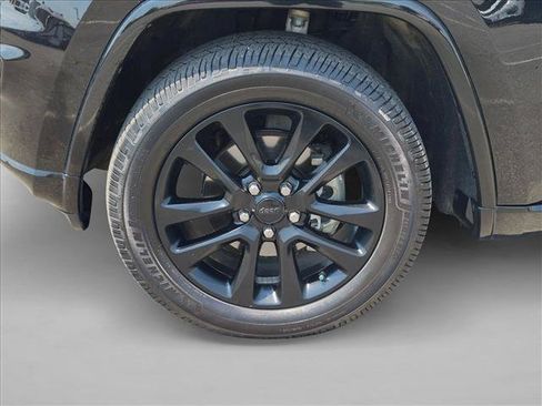 Used 2020 Jeep Grand Cherokee Altitude AWD/4WD image 9