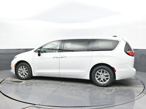 New 2026 Chrysler Voyager LX image 3